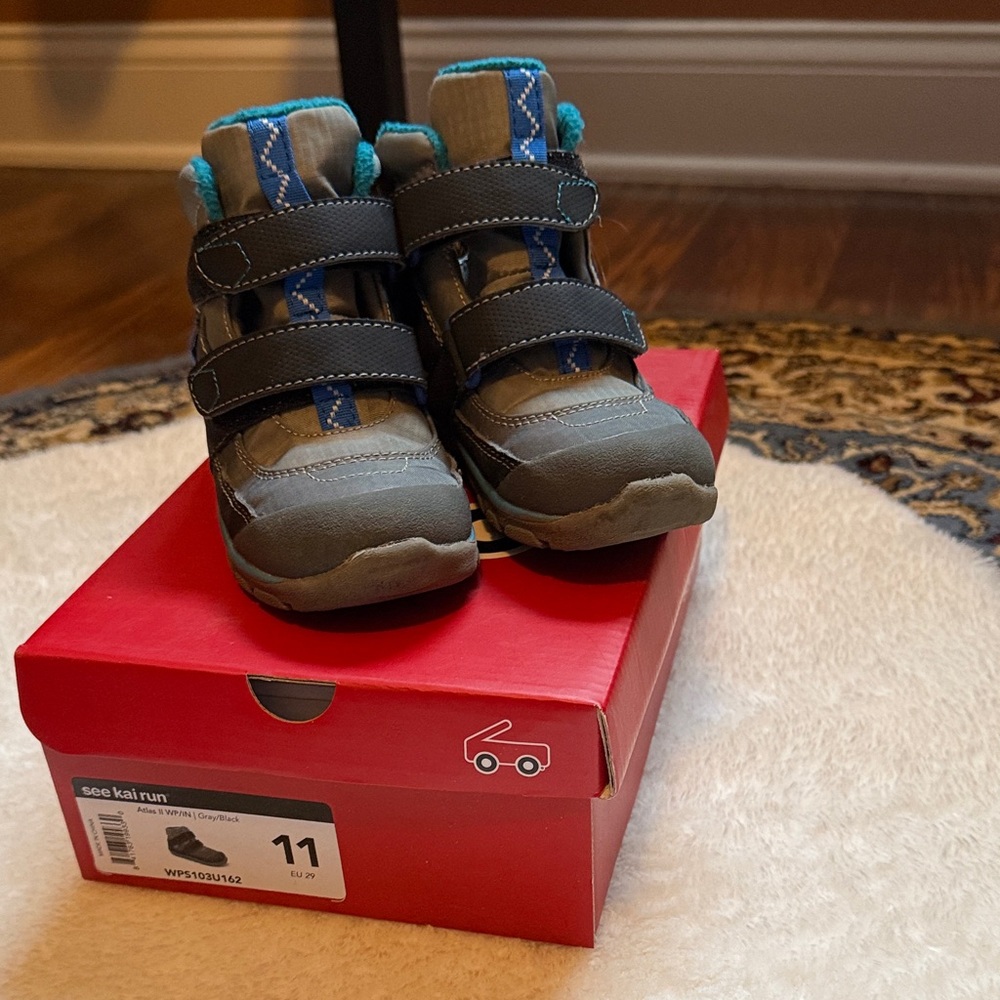 See Kai Run atlas II WP/IN Kids' Gray and black Boots
